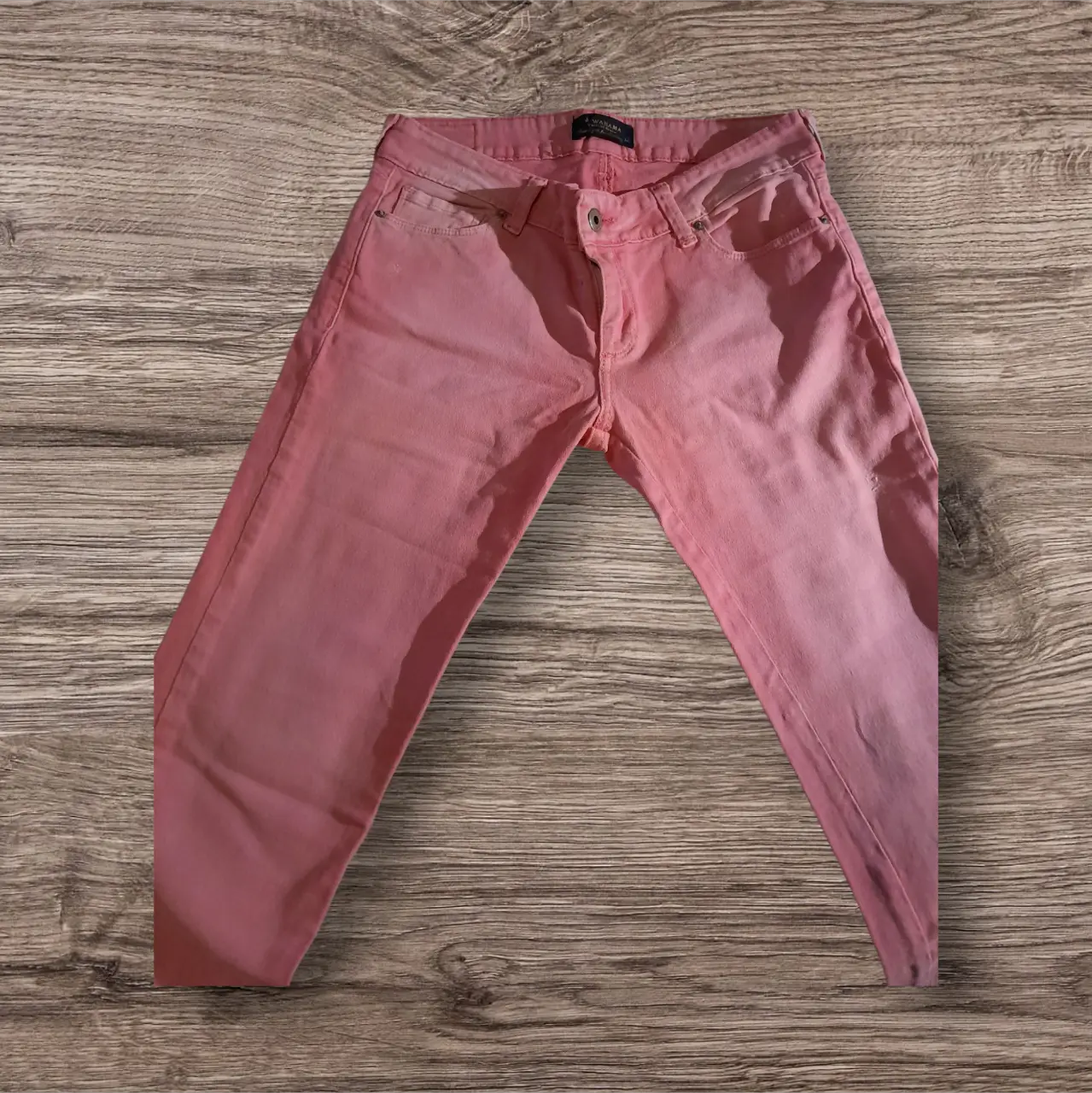 Pantalón de jean recto color rosa. Ideal para un look casual y moderno.