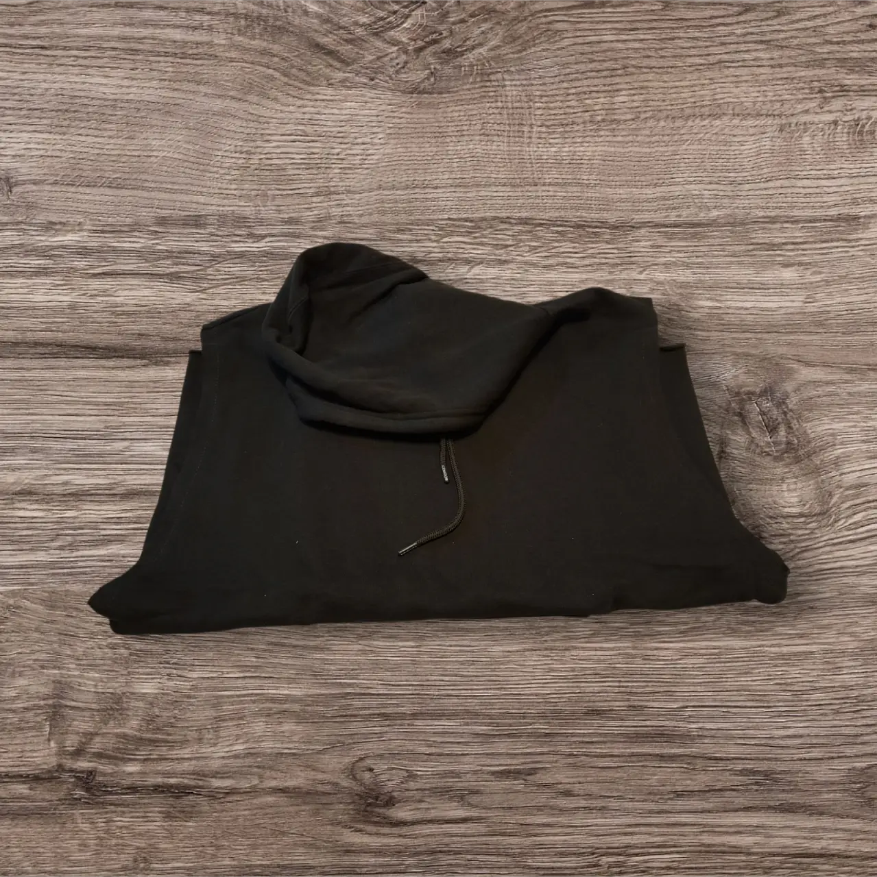 Chaleco  de hombre negro, de cuello redondo, ideal para un look casual y cómodo. Perfecto para el día a día.