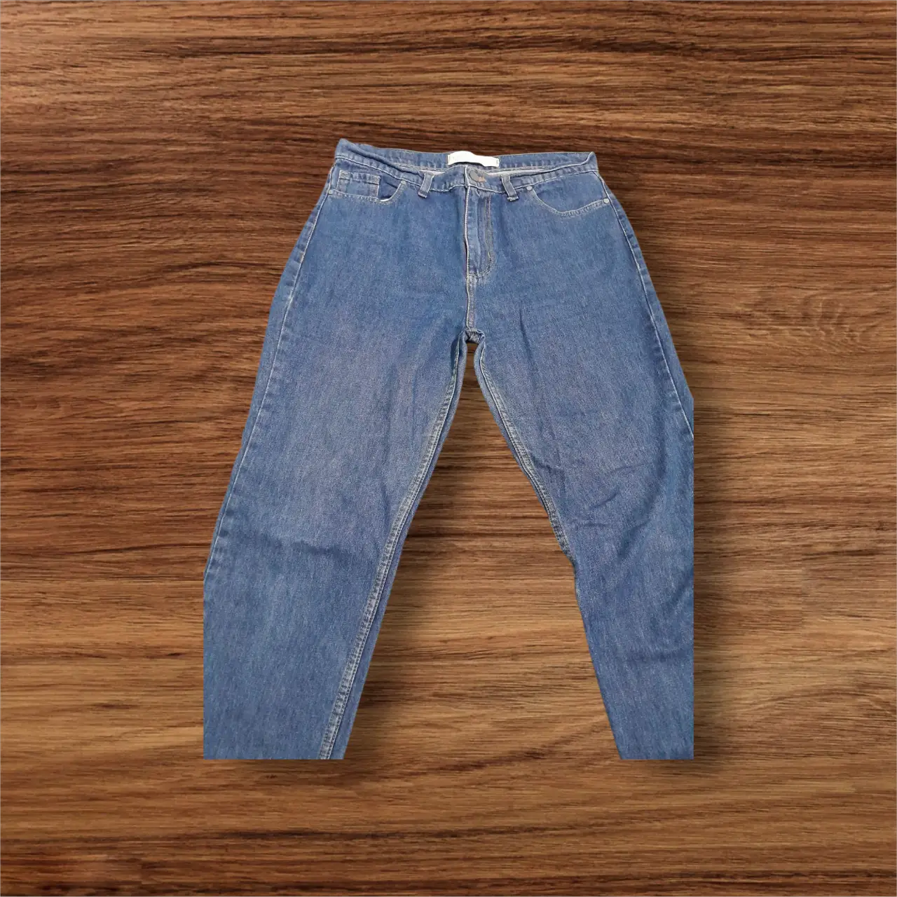 Jeans rectos de denim azul, tiro medio, ideales para un look casual y versátil. Un clásico que no puede faltar en tu guardarropa.