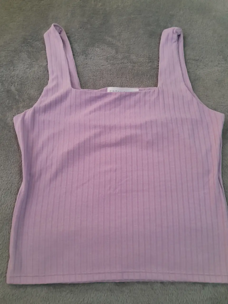 Top lila de mujer, con breteles anchos y corte cuadrado. Ideal para un look casual y cómodo.