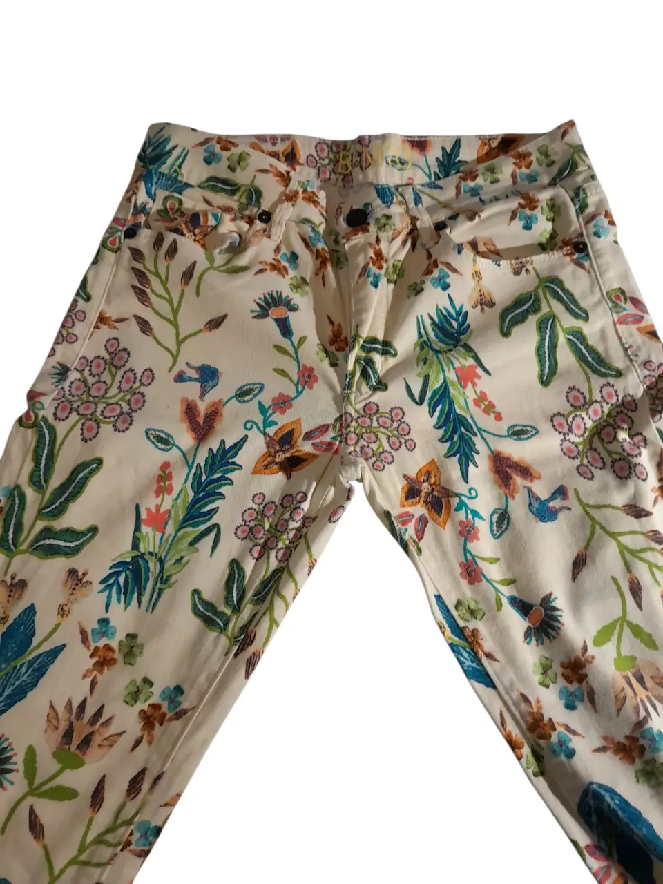 Pantalón de jean recto con estampado floral. Ideal para un look casual y fresco.