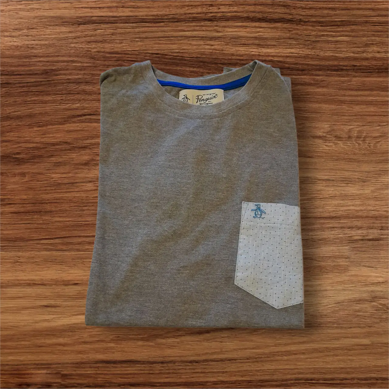 Remera de hombre gris con bolsillo en contraste. Diseño clásico y cómodo, ideal para un look casual y versátil.