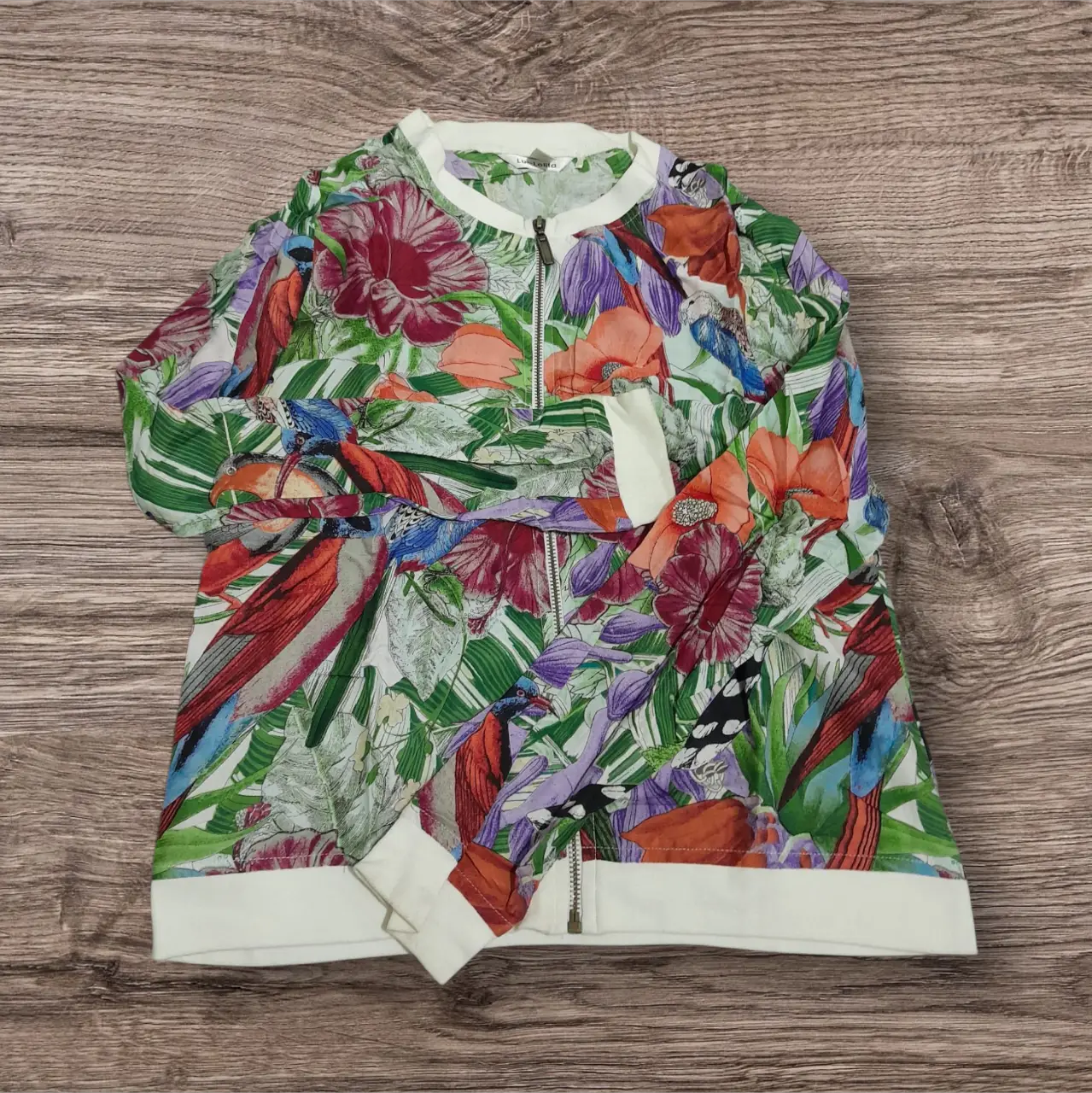 Campera bomber con estampado floral y cierre frontal. Ideal para un look casual y moderno.
