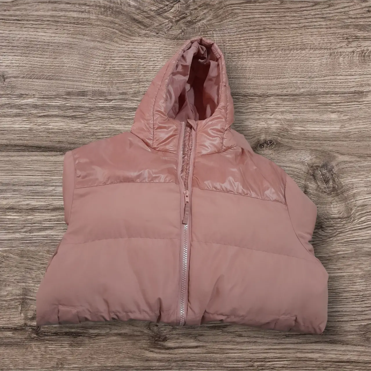 Campera de pluma acolchada para mujer, color rosa, con capucha y cierre. Ideal para el invierno.