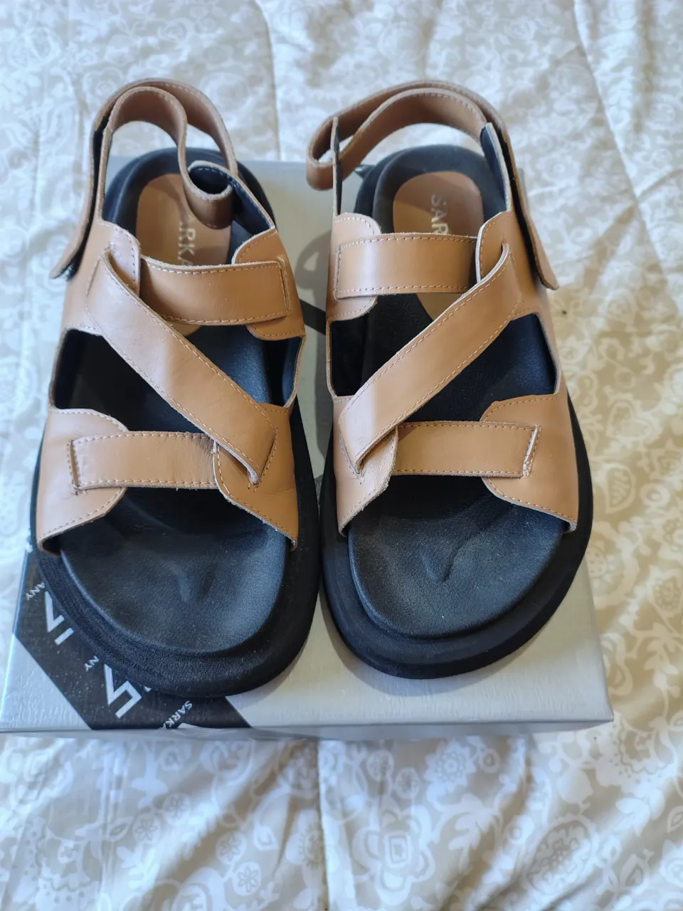 Sandalias de cuero color marrón con base negra. Talle 38.