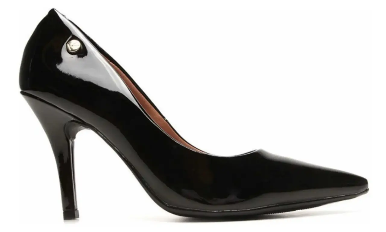Elegantes zapatos de tacón alto negros de charol, ideales para fiestas y eventos formales. Diseño clásico con punta fina y detalle de hebilla.