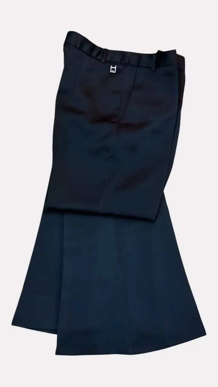 Pantalón sastrero negro, elegante y versátil. Ideal para un look formal o de oficina. Confeccionado con tela de alta calidad, este pantalón ofrece un ajuste perfecto y un estilo atemporal. Perfecto para combinar con blusas, camisas o blazers.