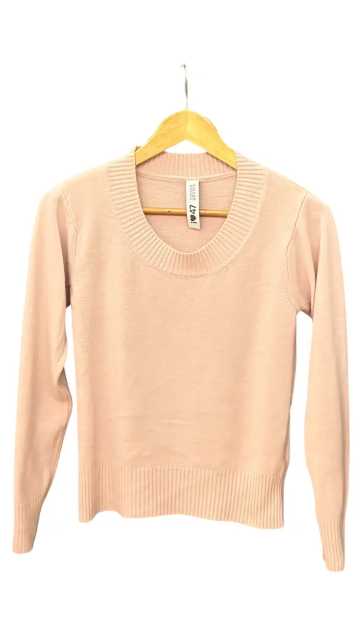 Sweater de mujer color rosa bebé,  cuello redondo y mangas largas. Ideal para un look casual y abrigado.