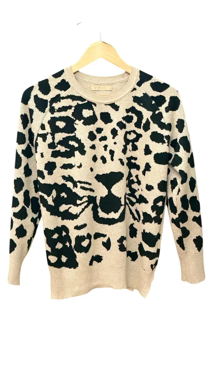 Sweater de mujer con estampado de leopardo. Diseño con la cara del animal en el frente. Cuello redondo y mangas largas. Ideal para un look casual y canchero.