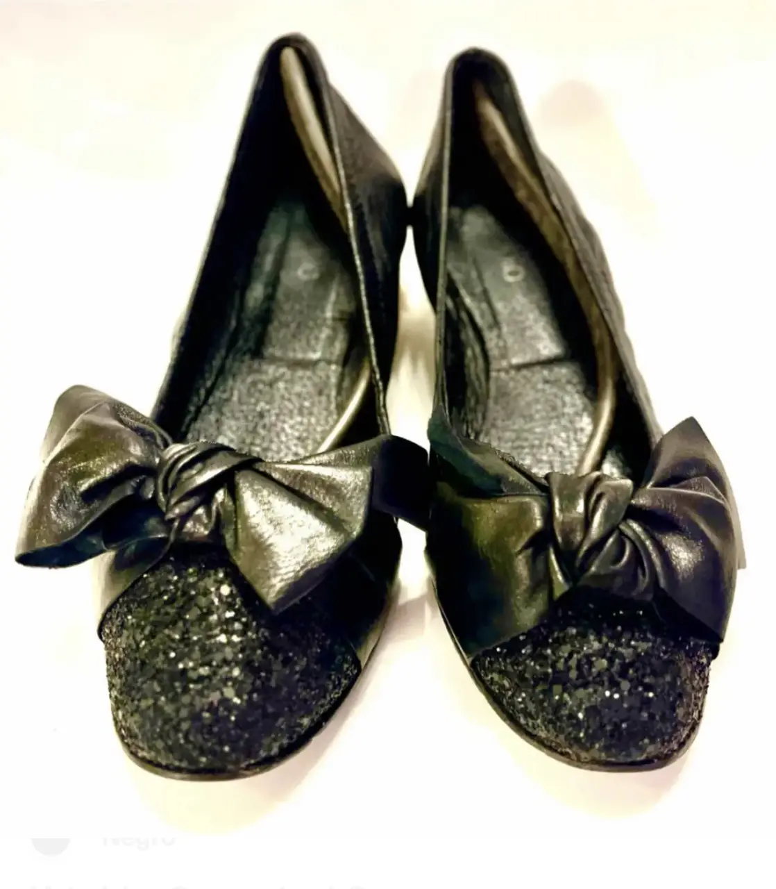 Ballerinas negras con moño y puntera con brillos. Ideales para un look elegante y sofisticado.