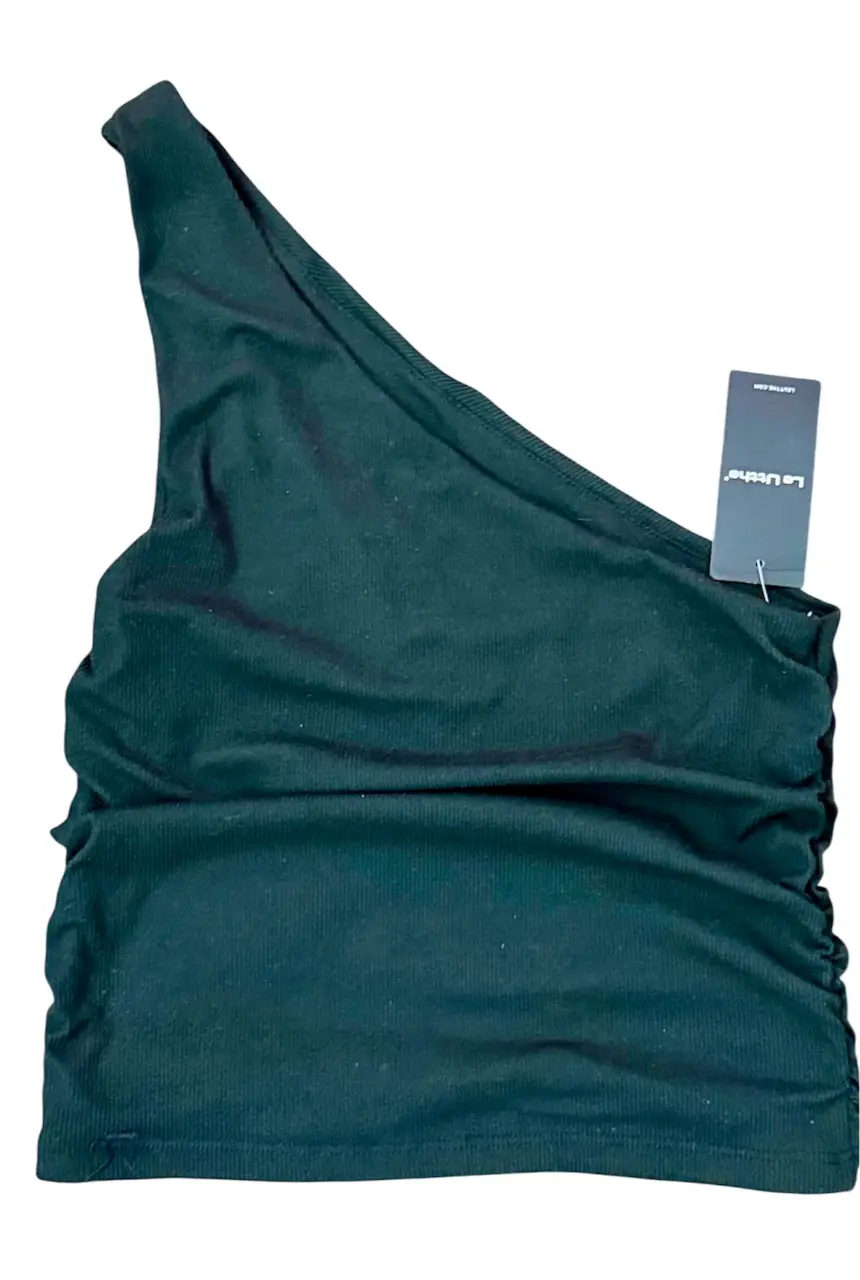 Top negro de un solo hombro, con fruncido lateral. Ideal para una salida casual o una fiesta.