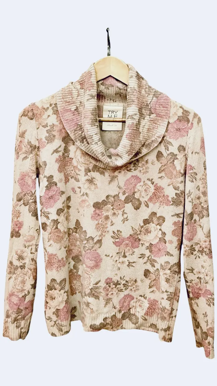 Sweater de lanilla cuello alto con estampado floral en tonos rosados y marrones. Ideal para un look vintage y abrigado.