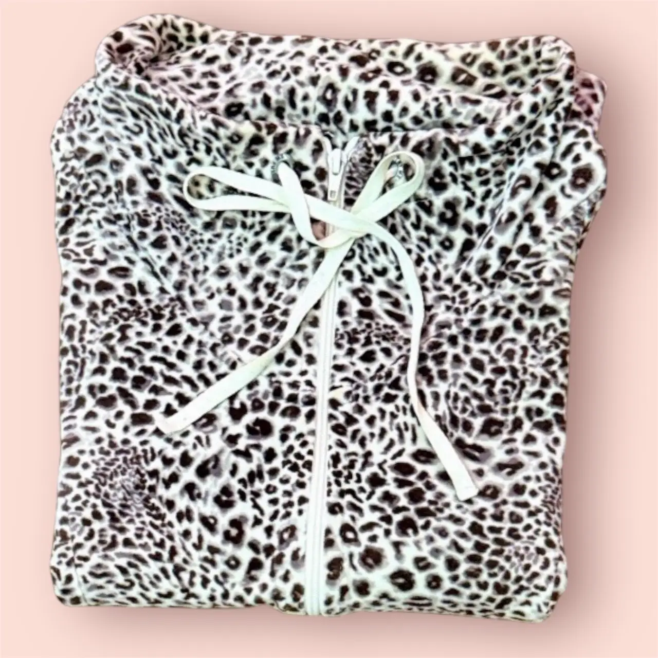 Buzo con cierre y estampado de leopardo en blanco y marrón. Ideal para un look casual y canchero.