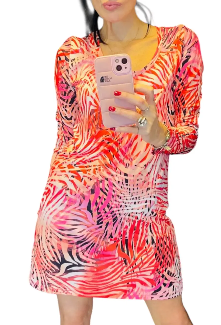 Vestido mini con estampado abstracto en tonos rojos y rosas. Manga larga y escote en V. Ideal para un look moderno y llamativo.