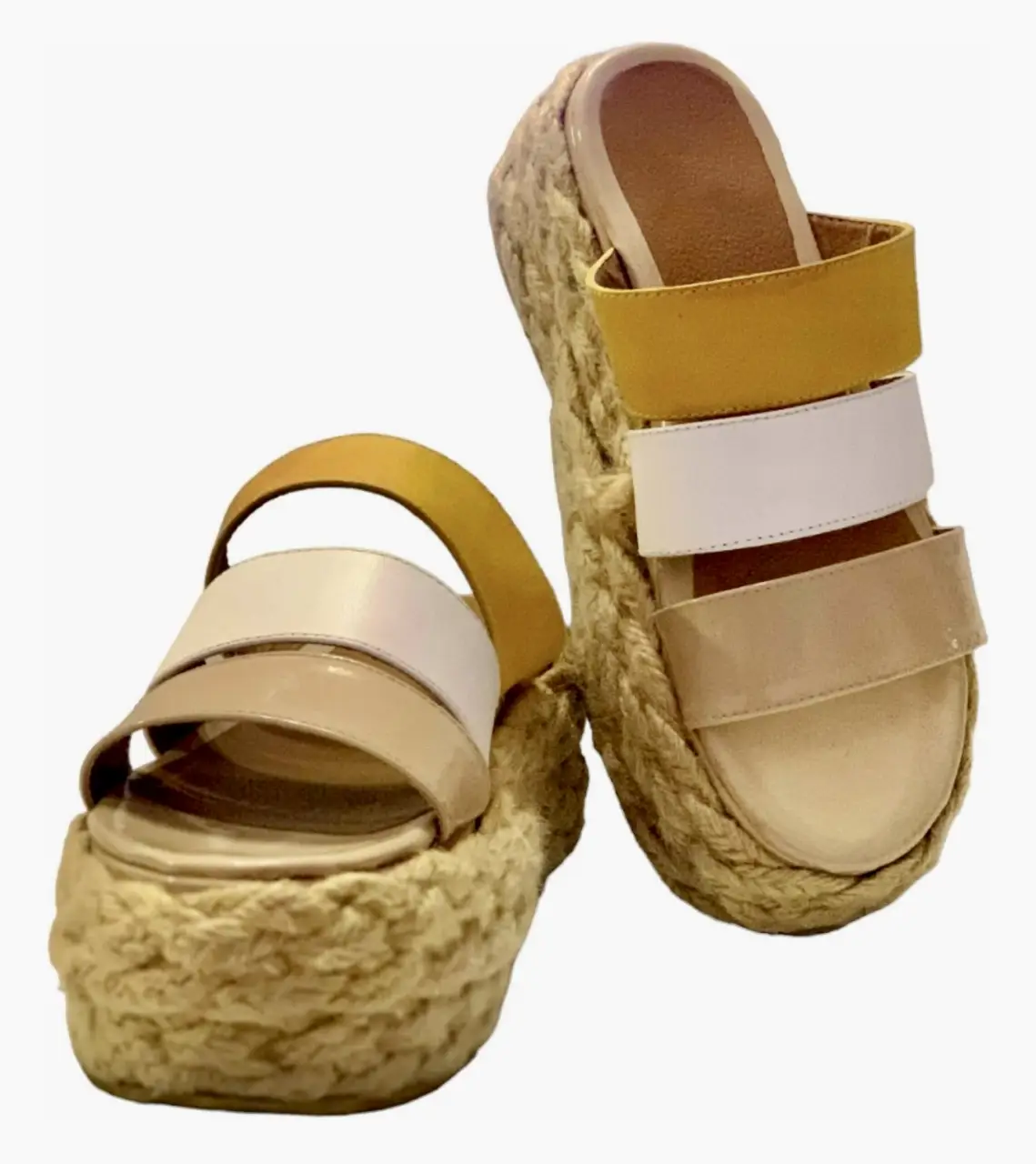 Sandalias de plataforma con diseño de tres tiras en colores amarillo, blanco y beige. Plataforma de yute.