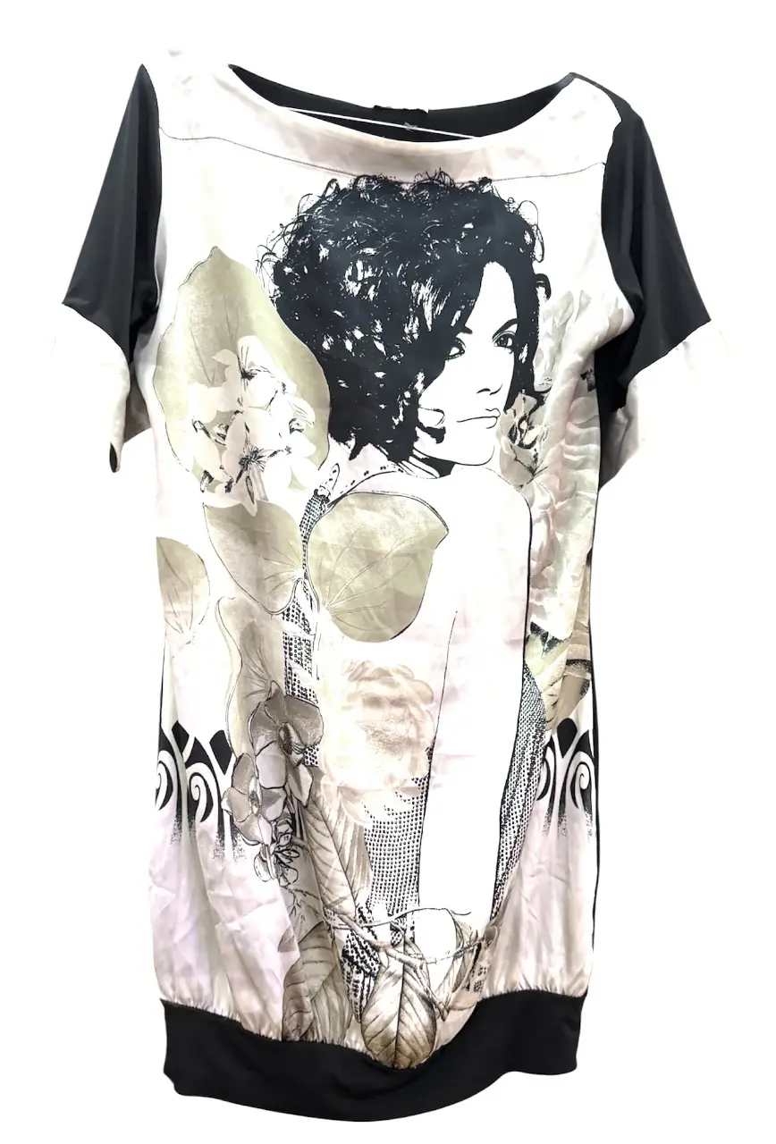 Vestido mini con estampado de figura femenina y flores. Mangas cortas negras y detalle de fruncido en la cintura. Ideal para un look casual con un toque artístico.