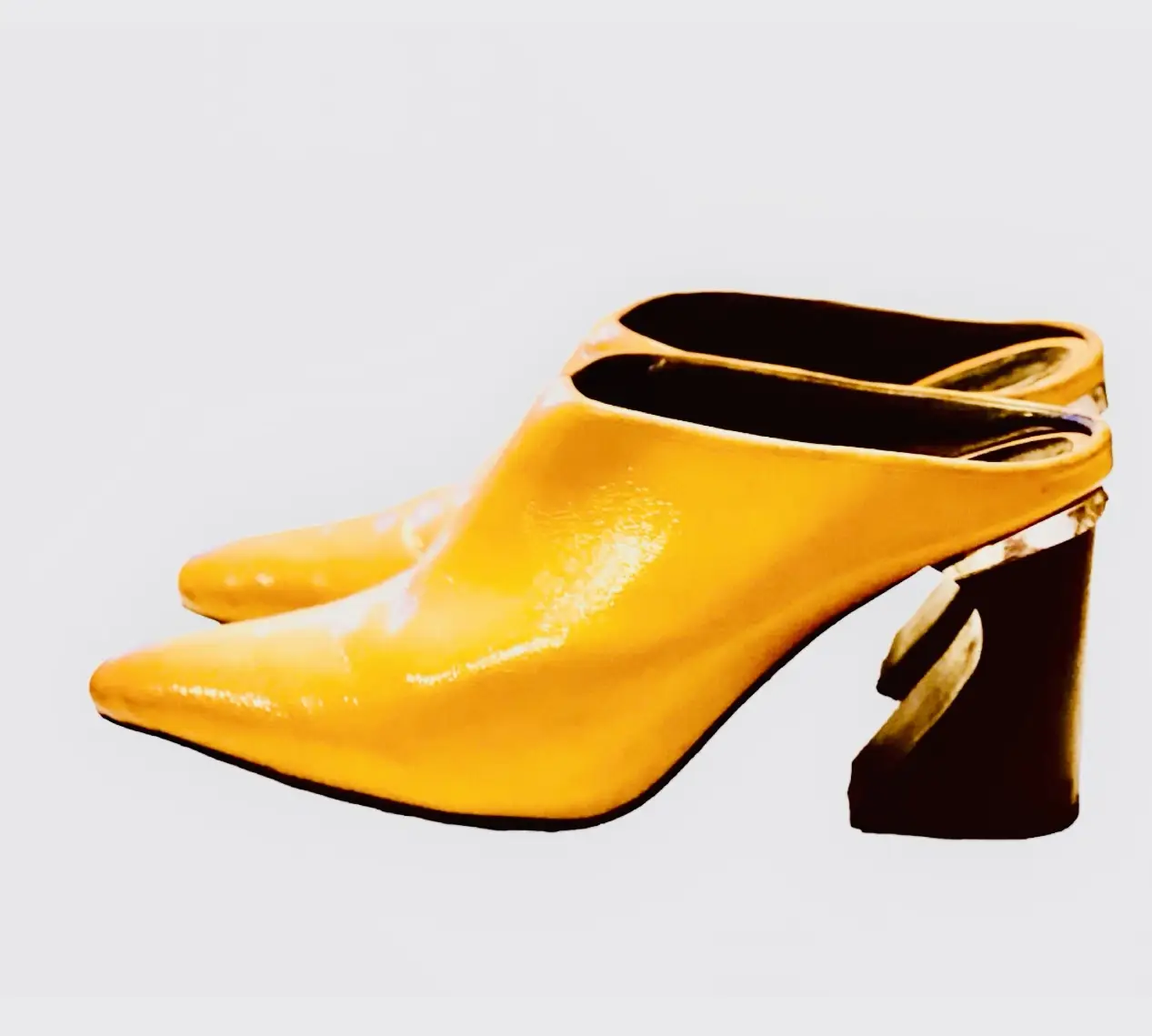 Elegantes tacos amarillos con taco negro. Ideales para darle un toque de sofisticación a cualquier look de fiesta.