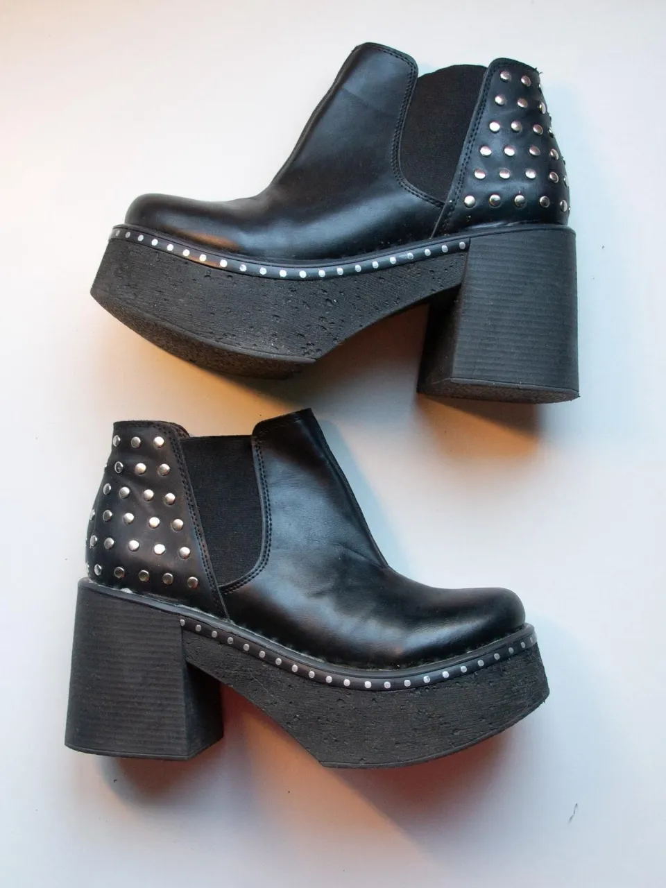 Botitas negras con plataforma y tachas plateadas. Talle 36. Estilo rocker y Y2K. Super cómodas!🌺