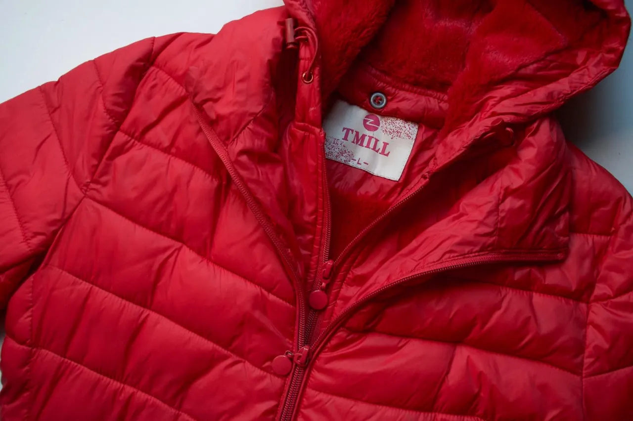 Campera roja acolchada con capucha para mujer. Ideal para el invierno, con forro interior suave y cierre frontal.