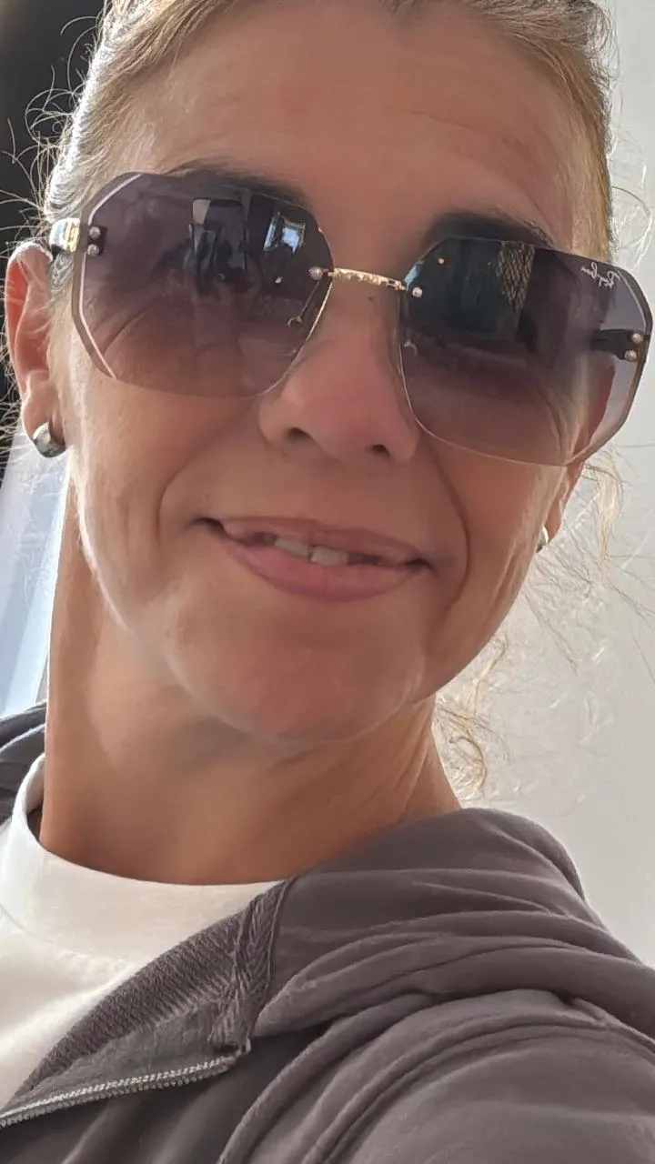 Anteojos de sol Ray Ban con marco hexagonal y cristales marrones. Con estuche original. Diseño moderno y elegante, ideales para proteger tus ojos con estilo.