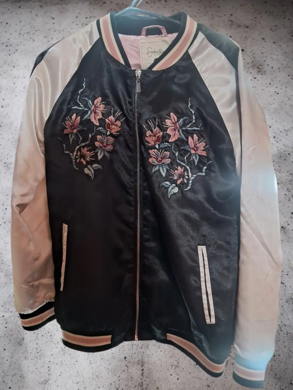Campera bomber de satén con bordados florales en el frente y en la espalda. Detalles en rosa y blanco. Cierre frontal y bolsillos laterales, es talle S pero yo soy m/l y me entra
