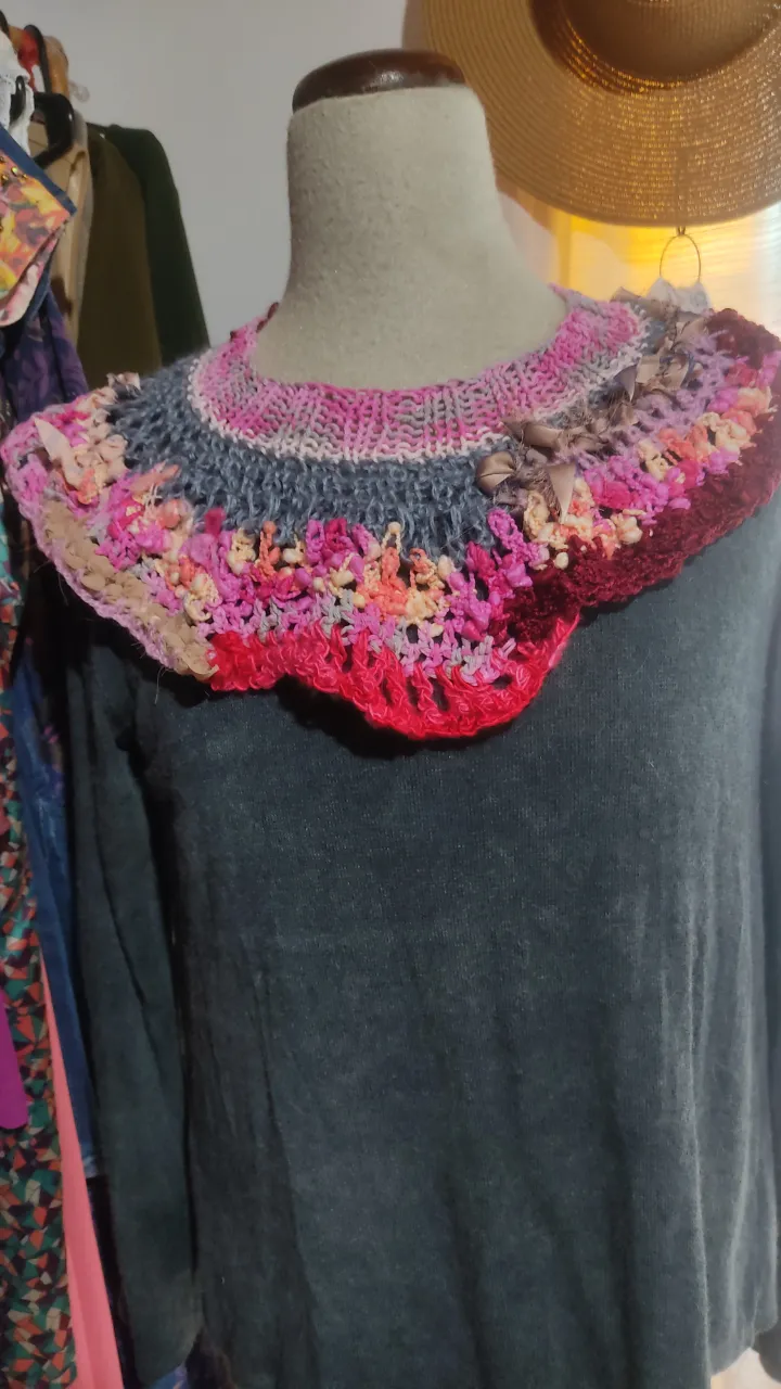     Original cuello tejido artesanal. ideal para abrigarte moderadamente en el otoño que se acerca y seguir usandolo en invierno. Según la forma en que te lo pongas se verá una combinación de colores diferente por lo que podrás combinarlo con muchas prendas y siempre parecerá uno nuevo. 