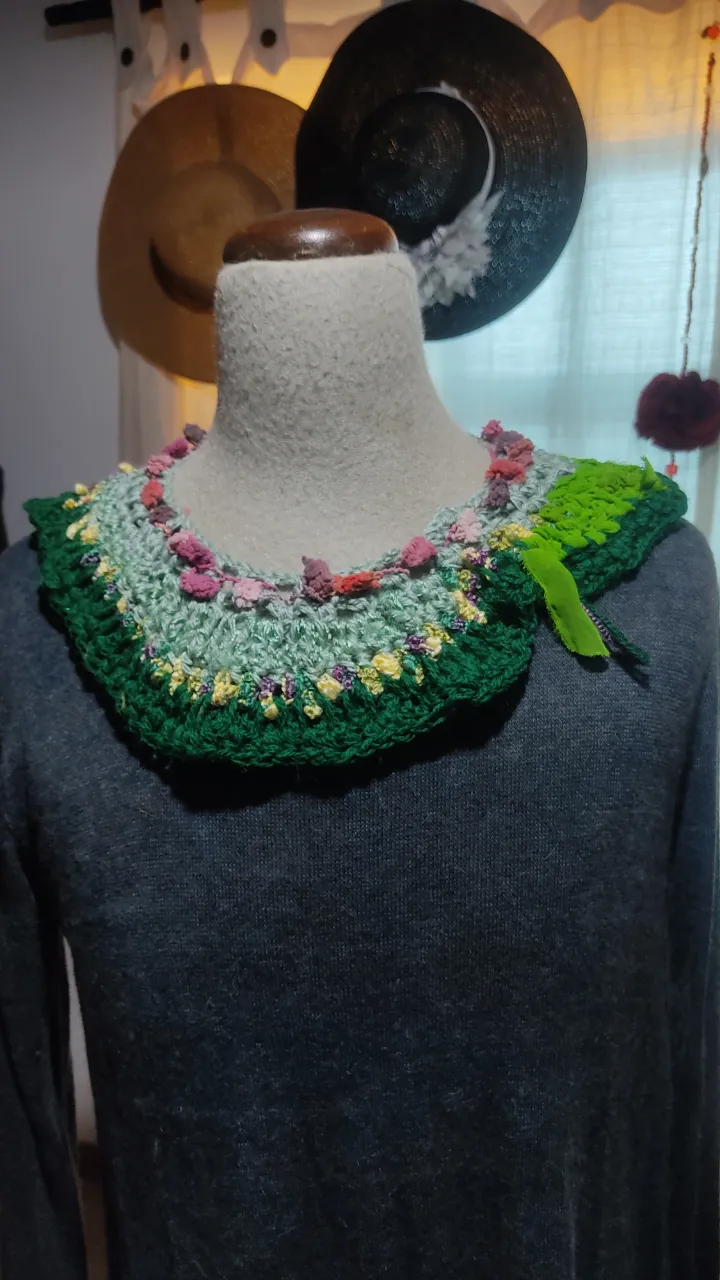      Original cuello tejido artesanal. ideal para abrigarte moderadamente en el otoño que se acerca y seguir usandolo en invierno. Según la forma en que te lo pongas se verá una combinación de colores diferente por lo que podrás combinarlo con muchas prendas y siempre parecerá uno nuevo. Puedes usarlo tipo Collar o bufanda. súper original y con mucho detalle. Tiene lana, seda, todo tejido en crochet, con un diseño único que le da un toque bohemio y artesanal a cualquier outfit. Ideal para darle un toque especial a remeras básicas, sweaters o camisas.