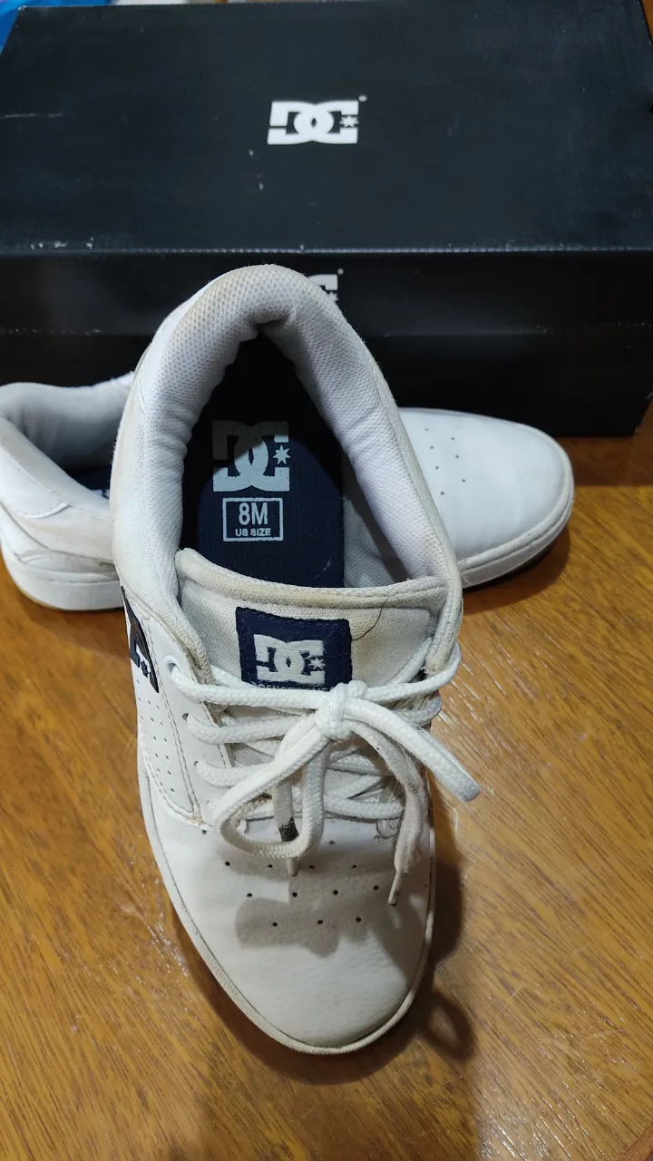 Zapatillas urbanas blancas de cuero vacuno. Se entregan con cordones. Presentan perforaciones en la capellada los laterales. Suela de goma color natural de 2,5cm. La suela exterior mide 27cm en la parte más larga, la plantilla interior no es extarible por lo cual no poseo la medida, pero anduvieron perfecto para un número 40 nacional. 