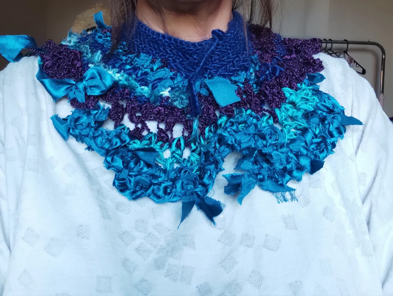 Exclusivo cuello, collar, tejido a mano, en lana, hilos y cintas de raso, todo crochet free form. 
Un accesorio único, llamativo y versátil para realzar cualquier outfit. Ideal para darle un toque especial a tus looks de otoño invierno. 