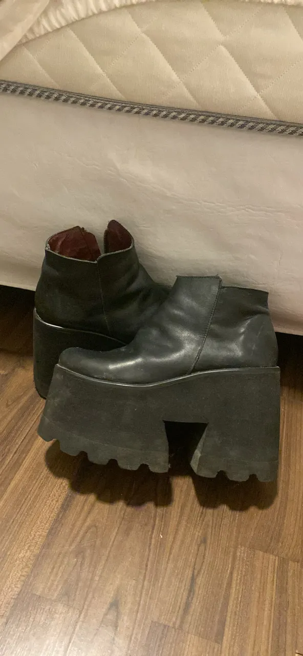 Botas negras con plataforma, estilo Y2K, ideales para un look rocker o de fiesta. Con cierre lateral y suela gruesa.