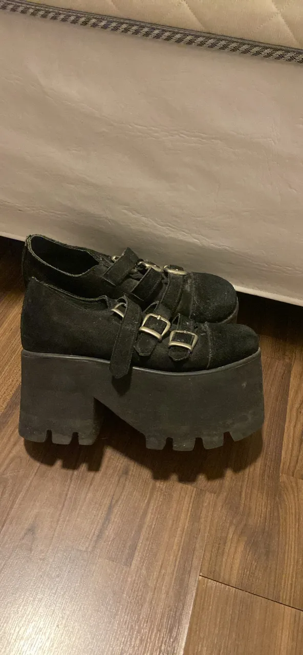 Botas plataforma negras con hebillas, estilo grunge y plataforma gruesa. Ideales para un look audaz y moderno.