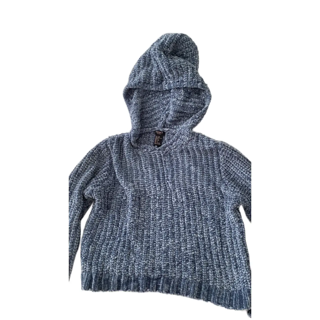 Buzo con capucha de tejido grueso, ideal para el invierno. Perfecto para un look casual y abrigado.