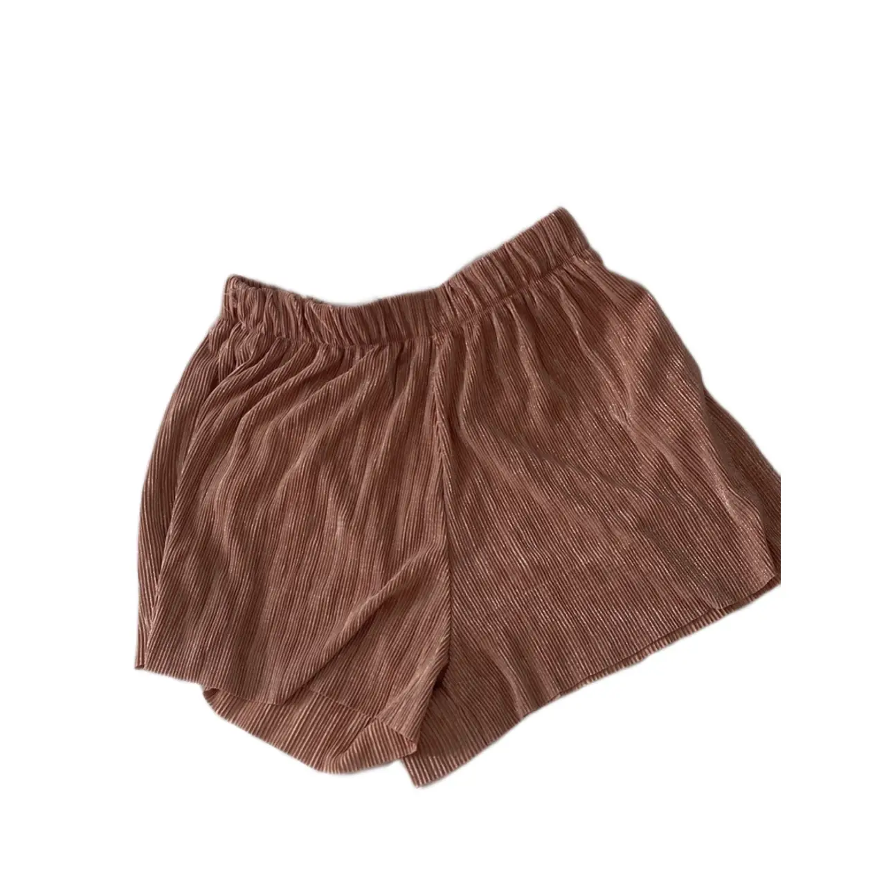 Short 47street de tela plisada en tono rosa, tiro alto y cintura elastizada. Ideal para un look fresco y cómodo.