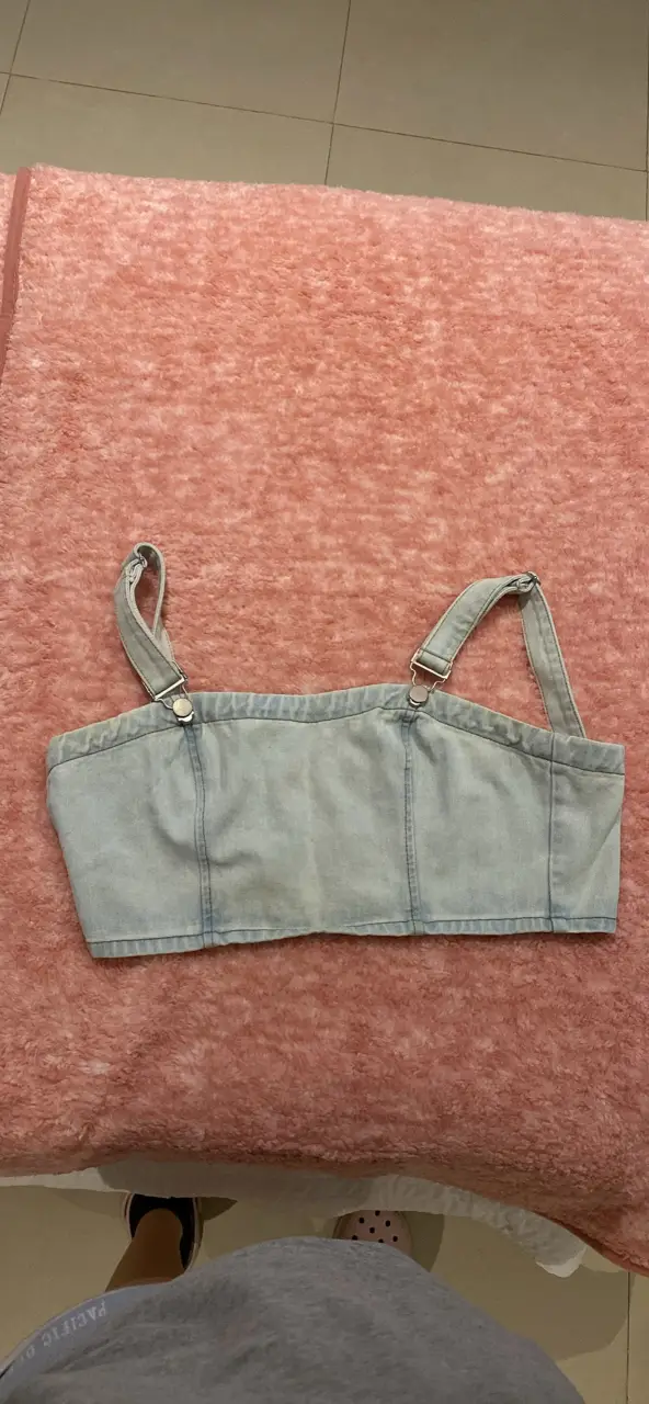 Top de jean Forever 21 celeste claro, con tiras ajustables y cierre frontal. Ideal para un look casual y moderno.
