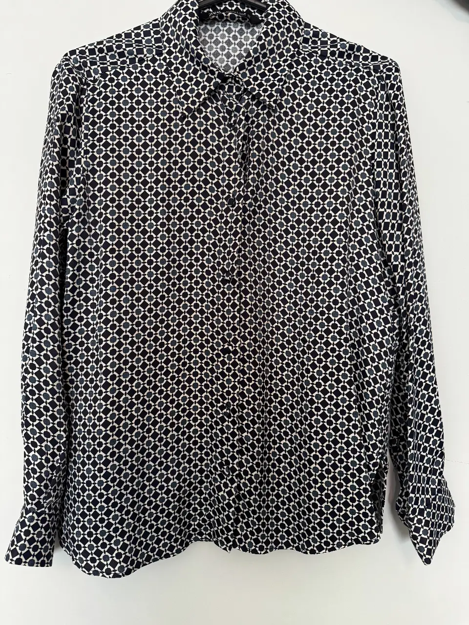 Camisa ZARA satinadaestampada de manga larga con diseño geométrico en blanco y negro. Ideal para un look casual o de trabajo.