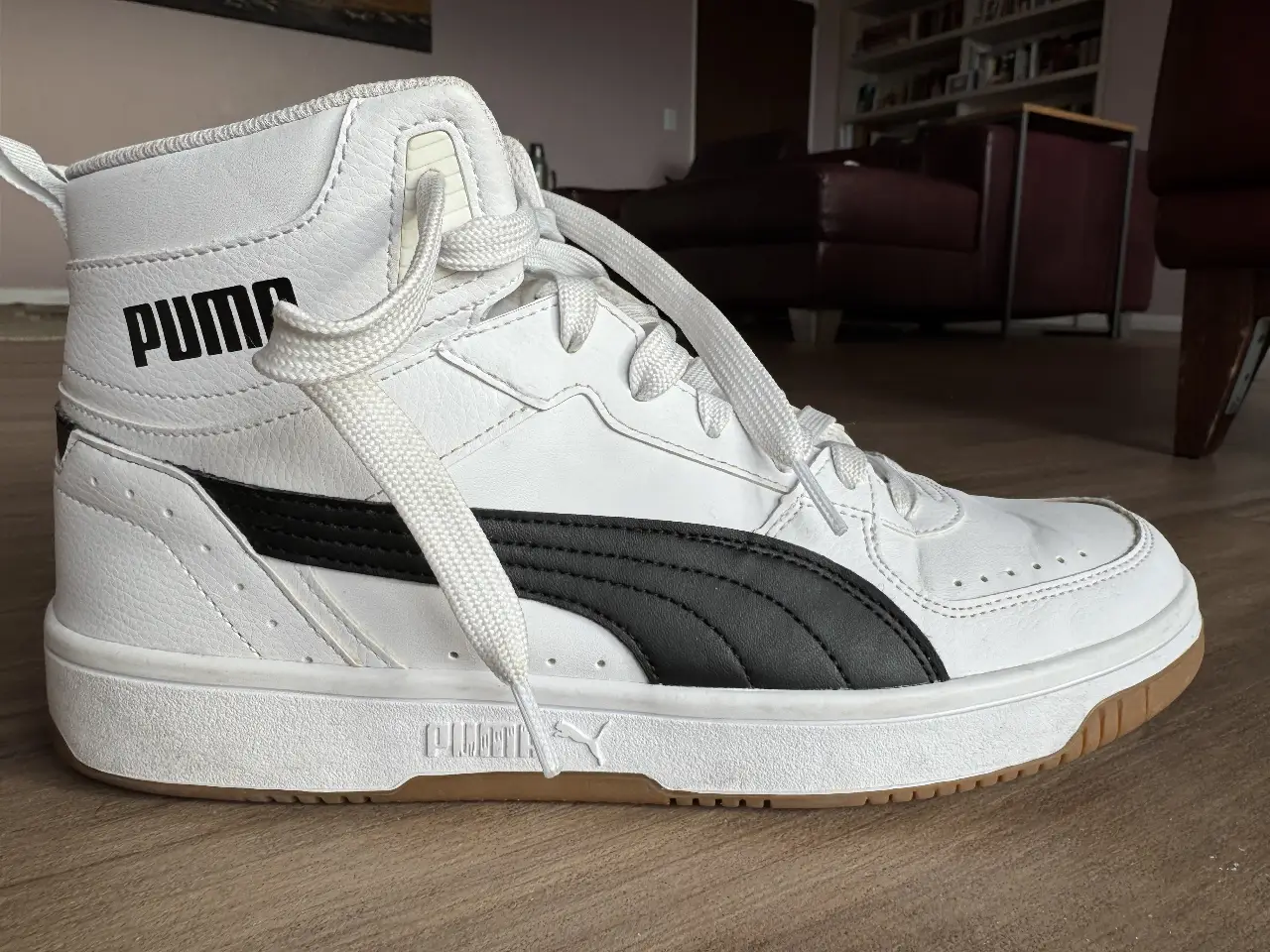 Zapatillas Puma Zapatillas Puma Rebound JOY unisex, alta moda retro, blancas con detalles en negro. Talle 44 EU. Ideales para un look urbano y deportivo.