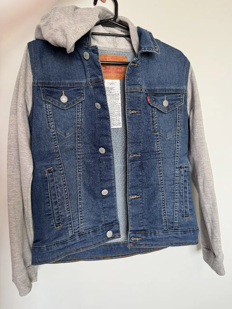 Campera de jean azul con mangas y capucha grises. Estilo casual, ideal para el día a día.