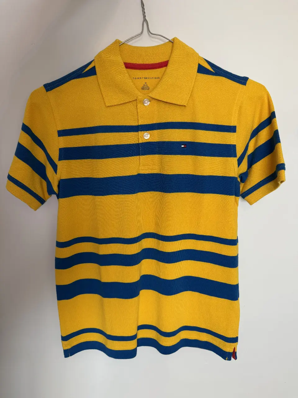 Remera Tommy Hilfiger a rayas amarillas y azules para niño. Talle M (8-10). Ideal para un look casual y cómodo.