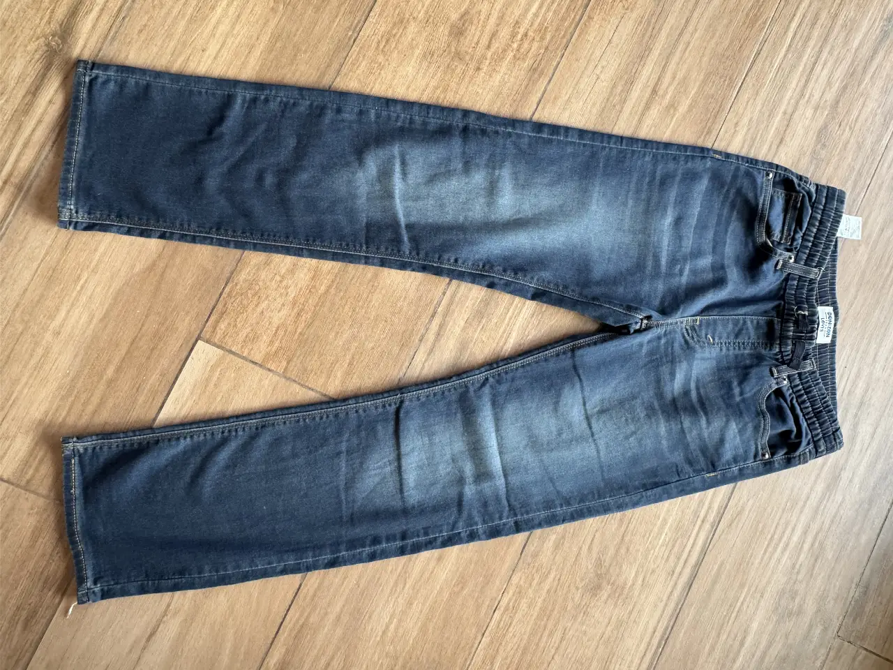 Pantalón de jean recto para hombre, de la marca Denizen from Levi's. Talle 14 Regular. Color azul oscuro con detalles de desgaste.
