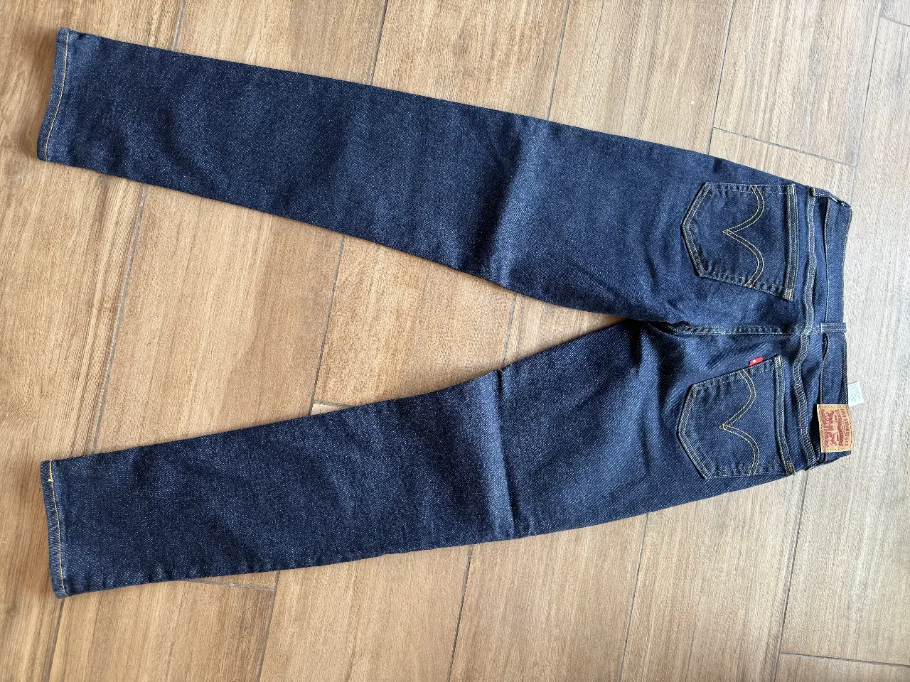 Jeans Levi's 501 originales de corte recto, color azul oscuro, con etiqueta de la marca y detalles clásicos. Un clásico atemporal para cualquier guardarropa.