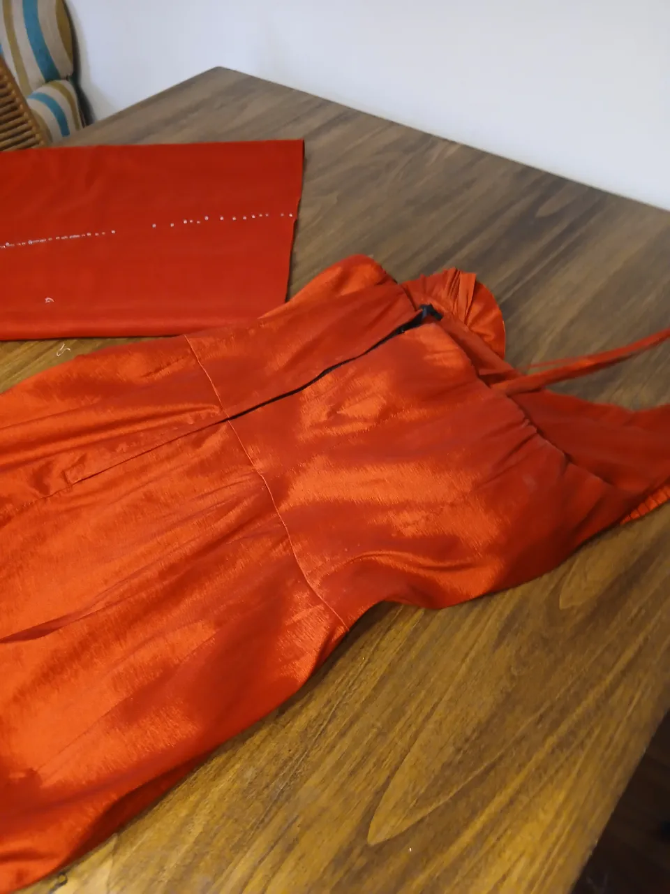 Vestido rojo largo con detalles de volados en la parte superior. Posee cierre en la espalda.