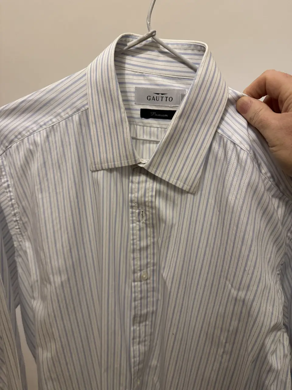 Camisa de hombre a rayas celeste y blanca, de la marca Gautto, ideal para un look formal o de trabajo. Confeccionada en un tejido de calidad, esta camisa ofrece un ajuste clásico y cómodo.