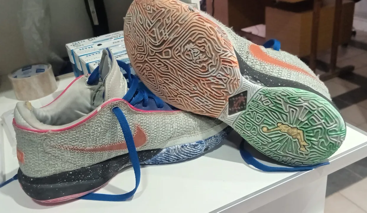 Zapatillas de basquet de alta gama LeBron XX  . Diseño moderno con detalles vibrantes y suela de alto rendimiento. Perfectas para quienes buscan estilo y funcionalidad.