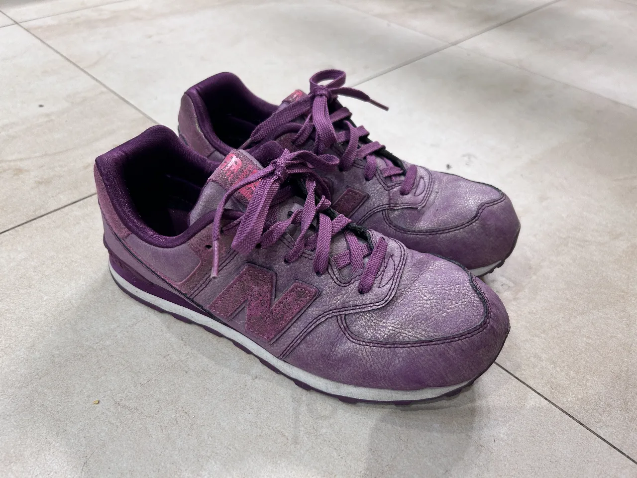 Zapatillas New Balance 574 violetas para mujer. Talle 6.5 US. Diseño clásico y cómodo, ideales para uso diario.