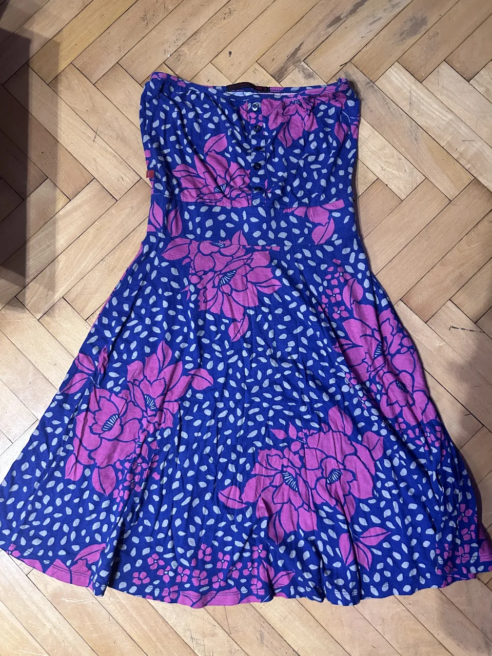 Vestido strapless de la marca Levi Strauss & Co. con estampado floral en tonos azul y rosa. Ideal para un look fresco y casual. 