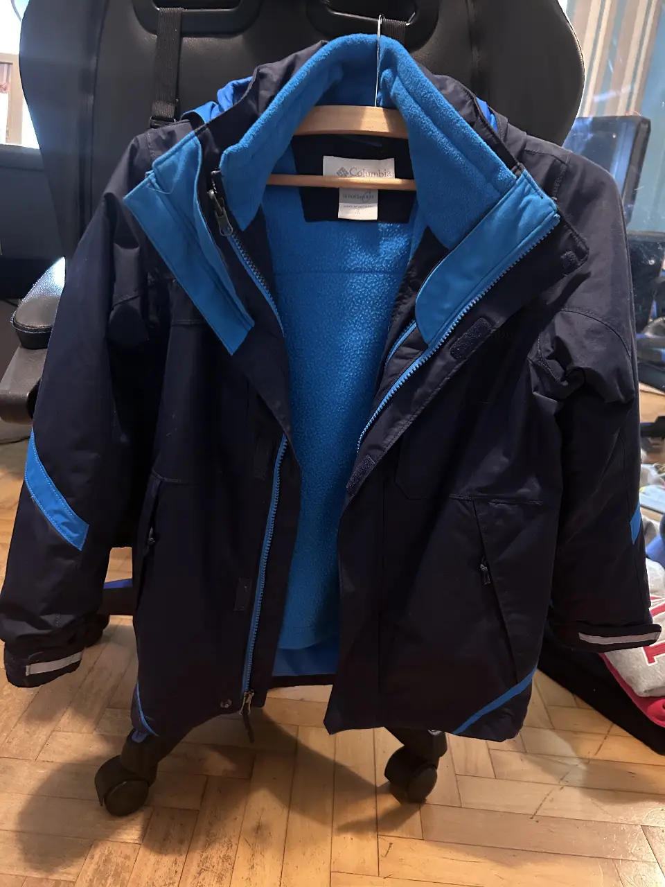 Campera Columbia para niño, azul marino con detalles en celeste. Ideal para actividades al aire libre y climas fríos. Impermeable y abrigada, perfecta para el invierno. Interior desmontable y tenes 2 camperas en 1 !! IDEAL PARA ESTE INVIERNO FRIO !