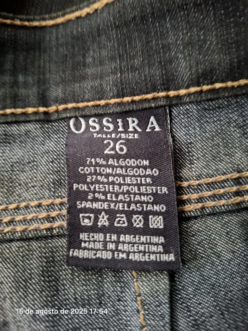 Jeans Ossira de mujer, color azul oscuro, talle 26. Confeccionado en Argentina con 71% algodón, 27% poliéster y 2% elastano. Ideal para un look casual y versátil.