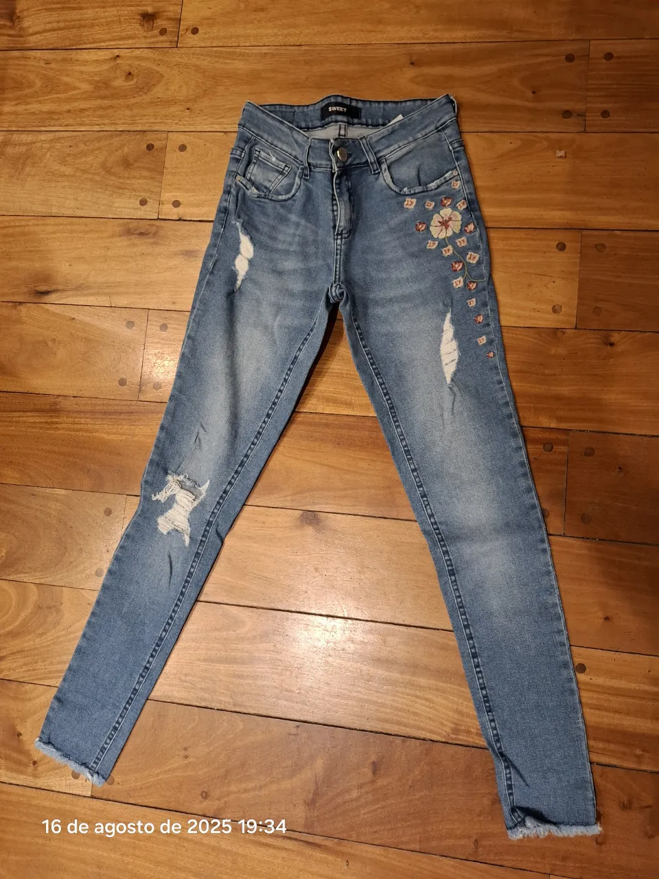 Jeans de mujer Sweet, tiro medio, con roturas y detalles bordados. Talle 28.