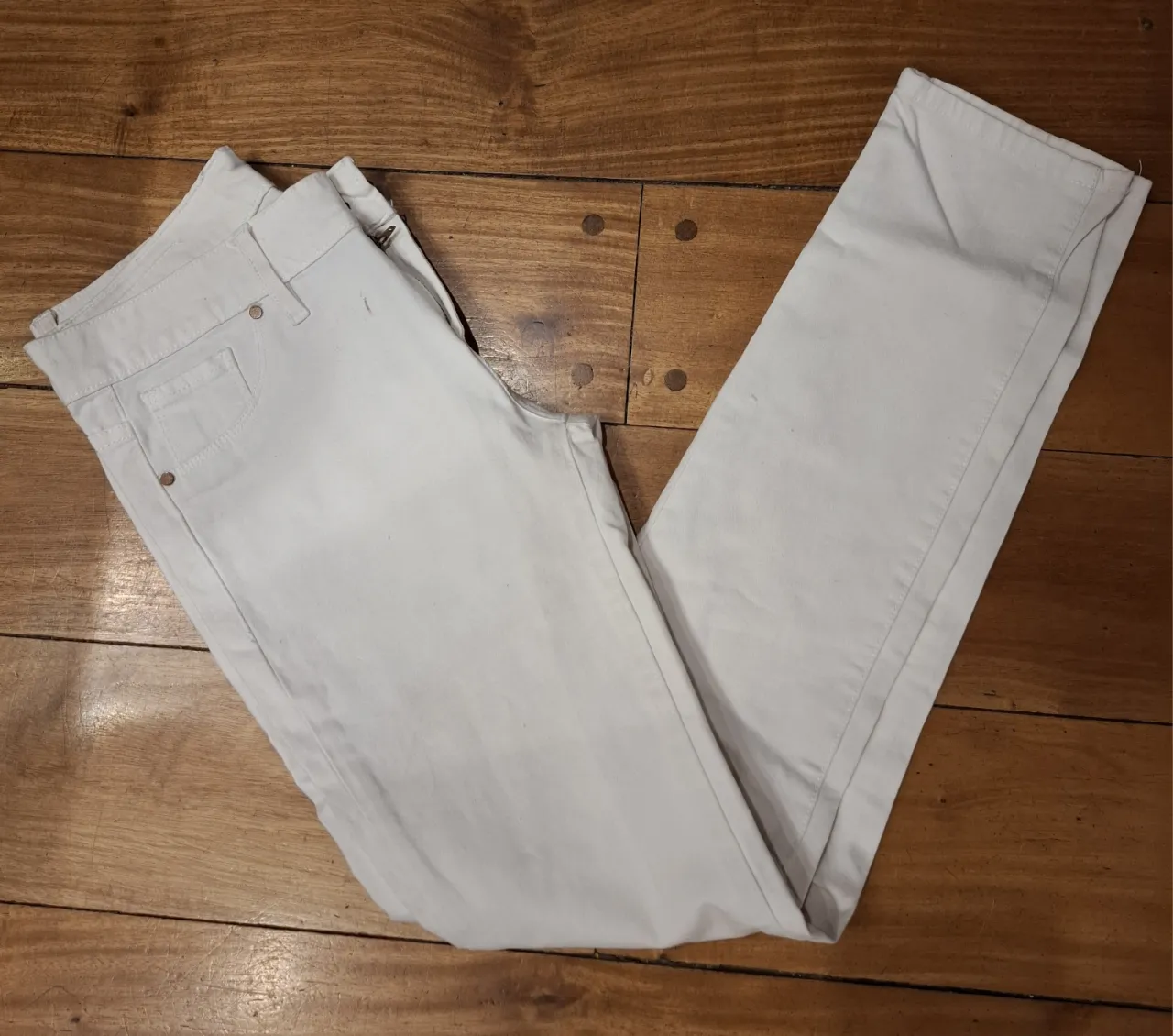 Jeans rectos blancos de mujer, de la marca Ayres Denim. Talle 38/25. Confeccionados en 98% algodón y 2% elastano. Ideales para un look casual y versátil.