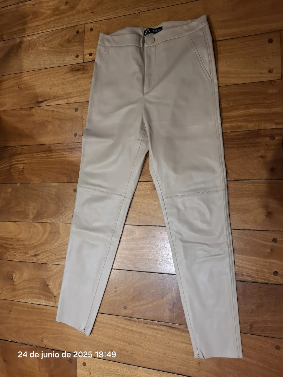 Pantalón sastrero de cuero sintético color crudo de la marca Zara. Talle M. Ideal para un look elegante y moderno.